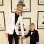 Justina je spremljal njegov mlajši brat.