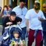 Adele s partnerjem Simonom Koneckim in sinom Angelom med obiskom zabaviščnega parka