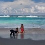 Ana s hčerkama Ronjo in Nano Amo na eni od rajskih plaž na Baliju.