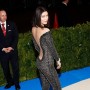 Bella Hadid v oprijeti in delno prosojni pajac obleki modnega oblikovalca  Alexandra Wanga.