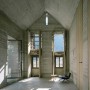 Arhitekti so se odločili za minimalističen dizajn, se stavljen iz lesenih, kamnitih in betonskih elementov.