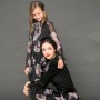 Mami in hči v oblekici in krilu z enakim vzorcem