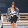 Kim Kardashian maja 2016 v kolesarskih hlačah in usnjeni jakni z neti