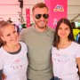 Denis Avdić je tekačice zabaval in pozval k dobrodelnosti v iniciativi Združimo korake