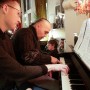 Pianistu Nejcu Lavrenčiču je pri igranju pomagal tudi Taubi.