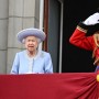 Kraljica je pozdravila svoje podanike z balkona.