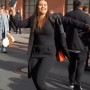 Veronika Kržojević med plesom pred hotelom.