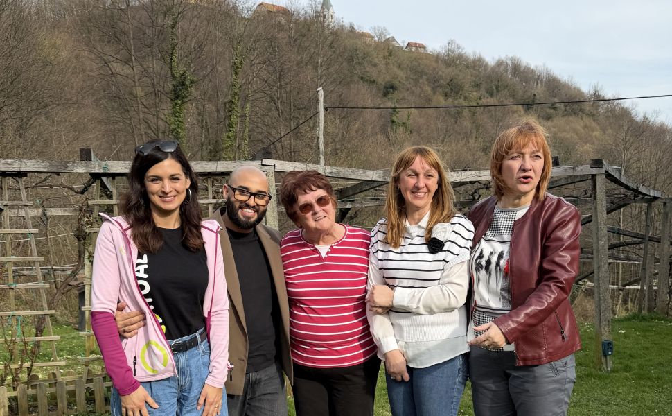 Solze, pesem in objem  na Kozjanskem: tako smo presenetili mamo Ivanko