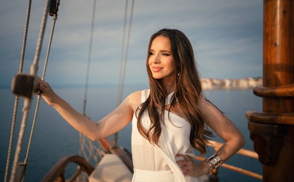 To je novi hit poletja, s katerim naša Martina stopa na oder CMC festivala