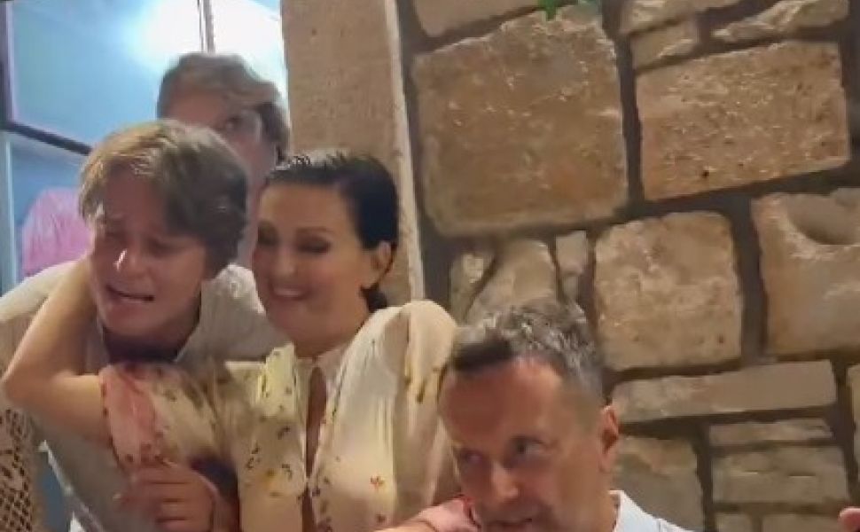 Tako zveni, ko v konobi na Korčuli zapojeta Nina Badrić in Jakov Jozinović