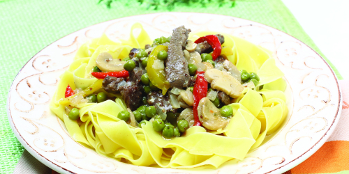 Govedina stroganov z gobami in grahom