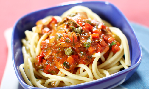 Bucatini Marilena - luknjasti špageti v pikantni omaki z gobami, tunino in kaprami