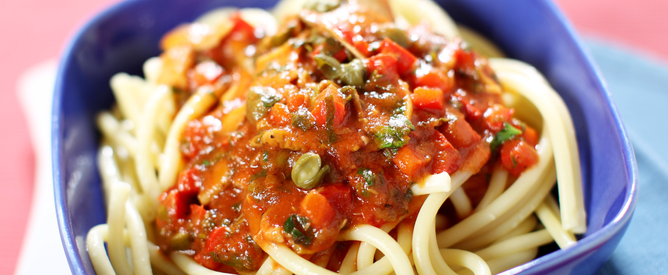 Bucatini Marilena - luknjasti špageti v pikantni omaki z gobami, tunino in kaprami
